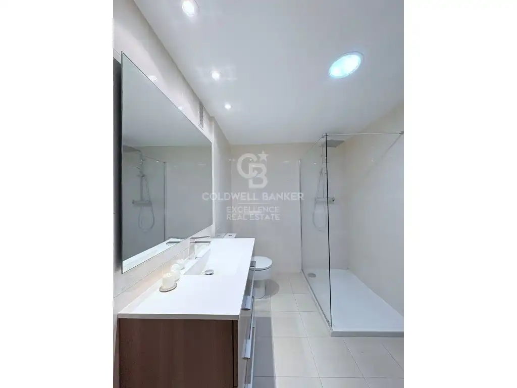 Bathroom of Flat for sale in Valencia  with Air Conditioner and Terrace
