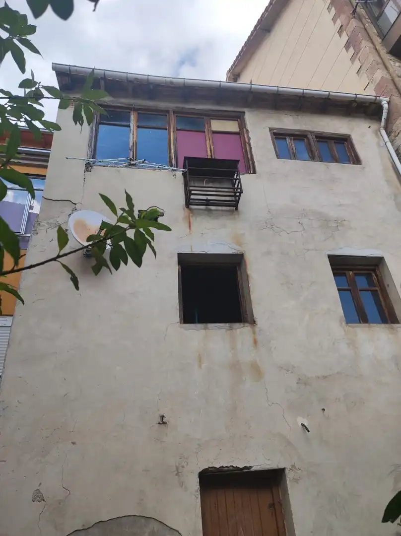 Außenansicht von Einfamilien-Reihenhaus zum Verkauf in Barruelo de Santullán mit Ofen, Waschmaschine und Fernseher