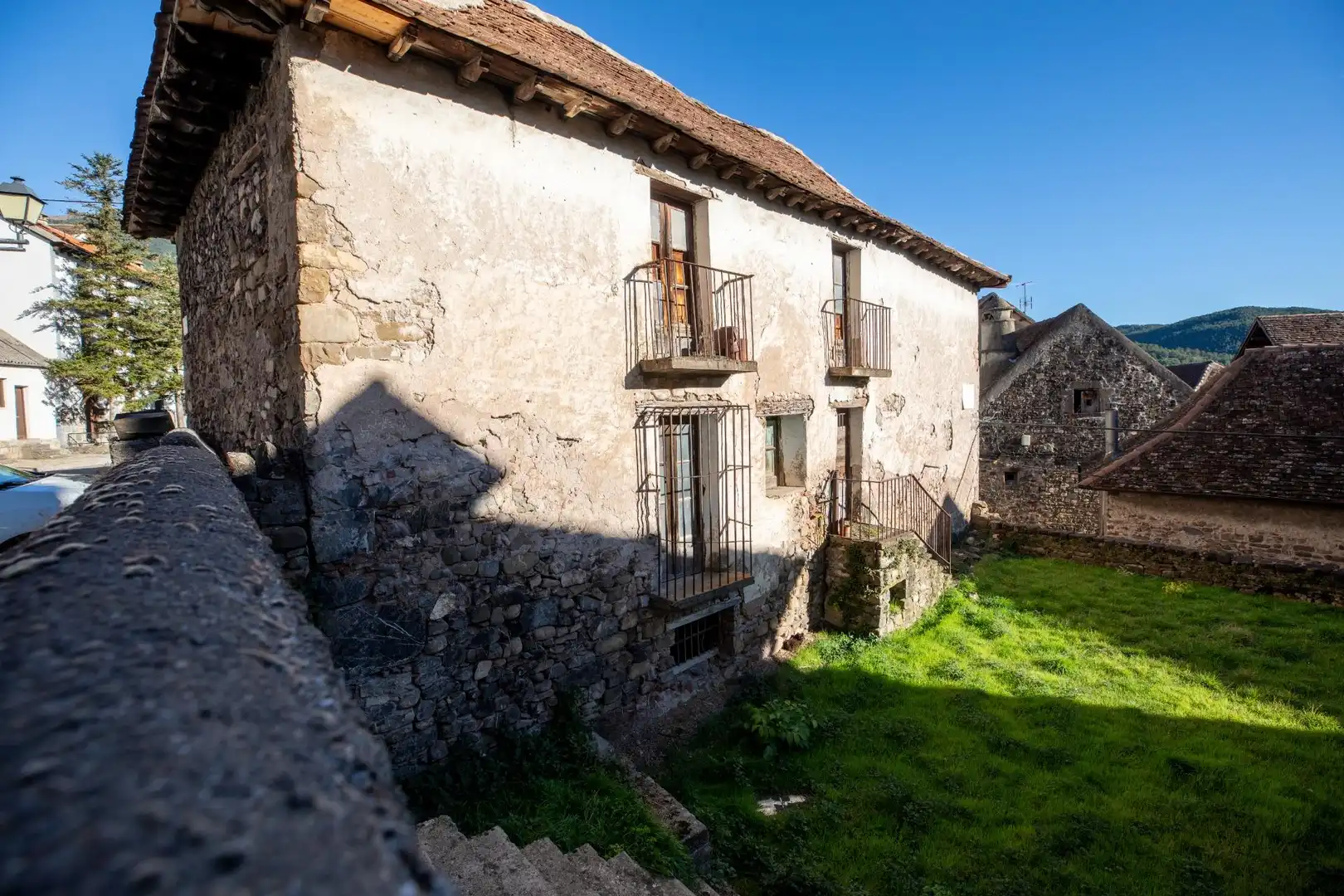 Vista exterior de Finca rústica en venda en Valle de Hecho amb Jardí privat