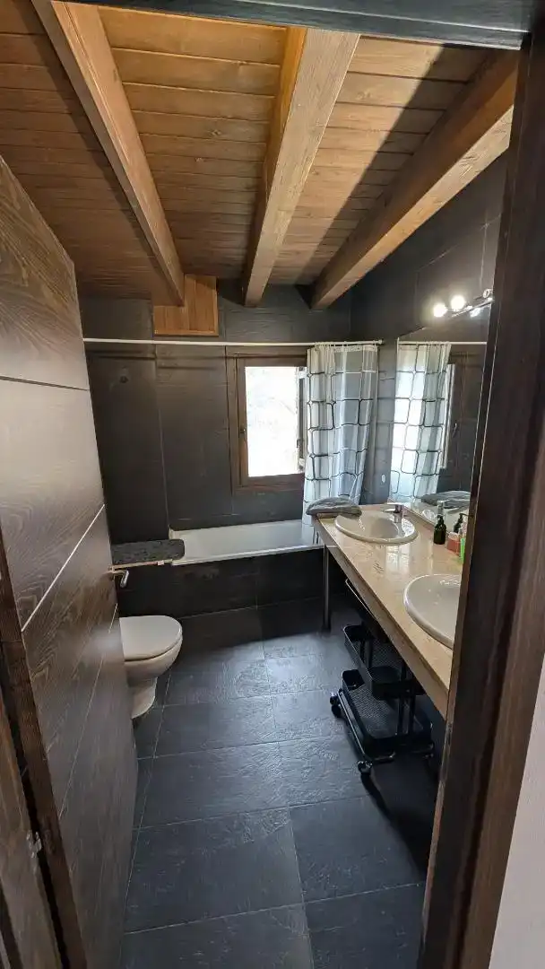 Badezimmer von Wohnung zur Miete in Cava mit Klimaanlage, Privatgarten und Parkett