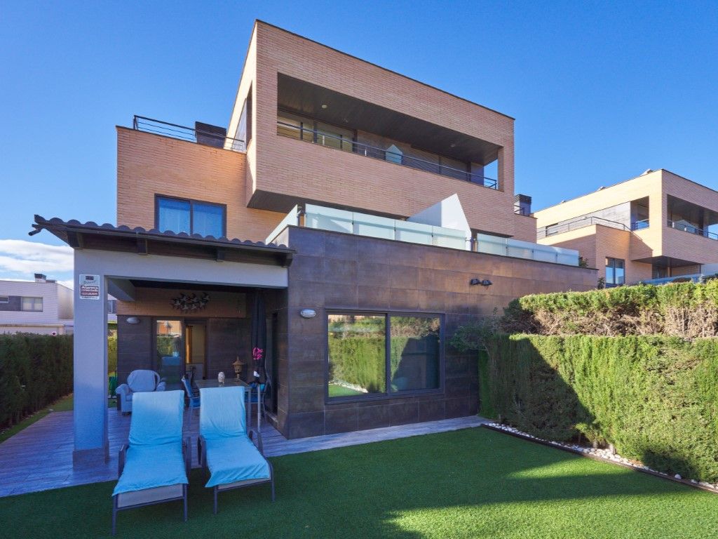 Exterior view of Single-family semi-detached for sale in Cuarte de Huerva  with Private garden, Terrace and Swimming Pool