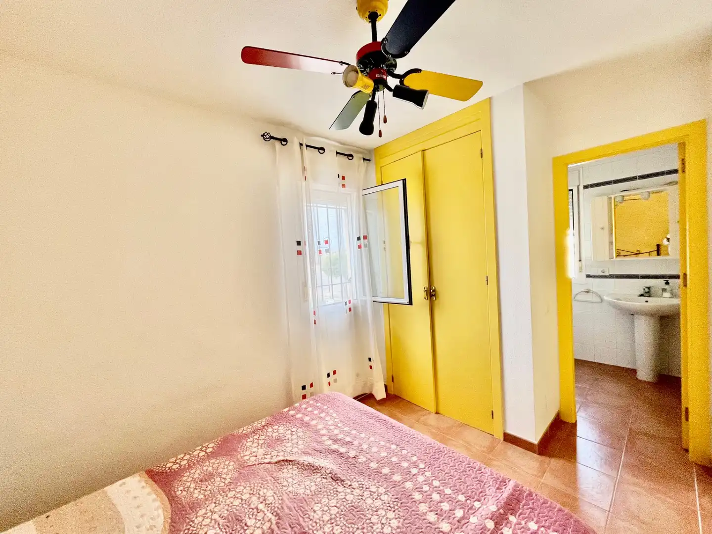 Dormitori de Apartament de lloguer en Garrucha amb Moblat i Piscina comunitària
