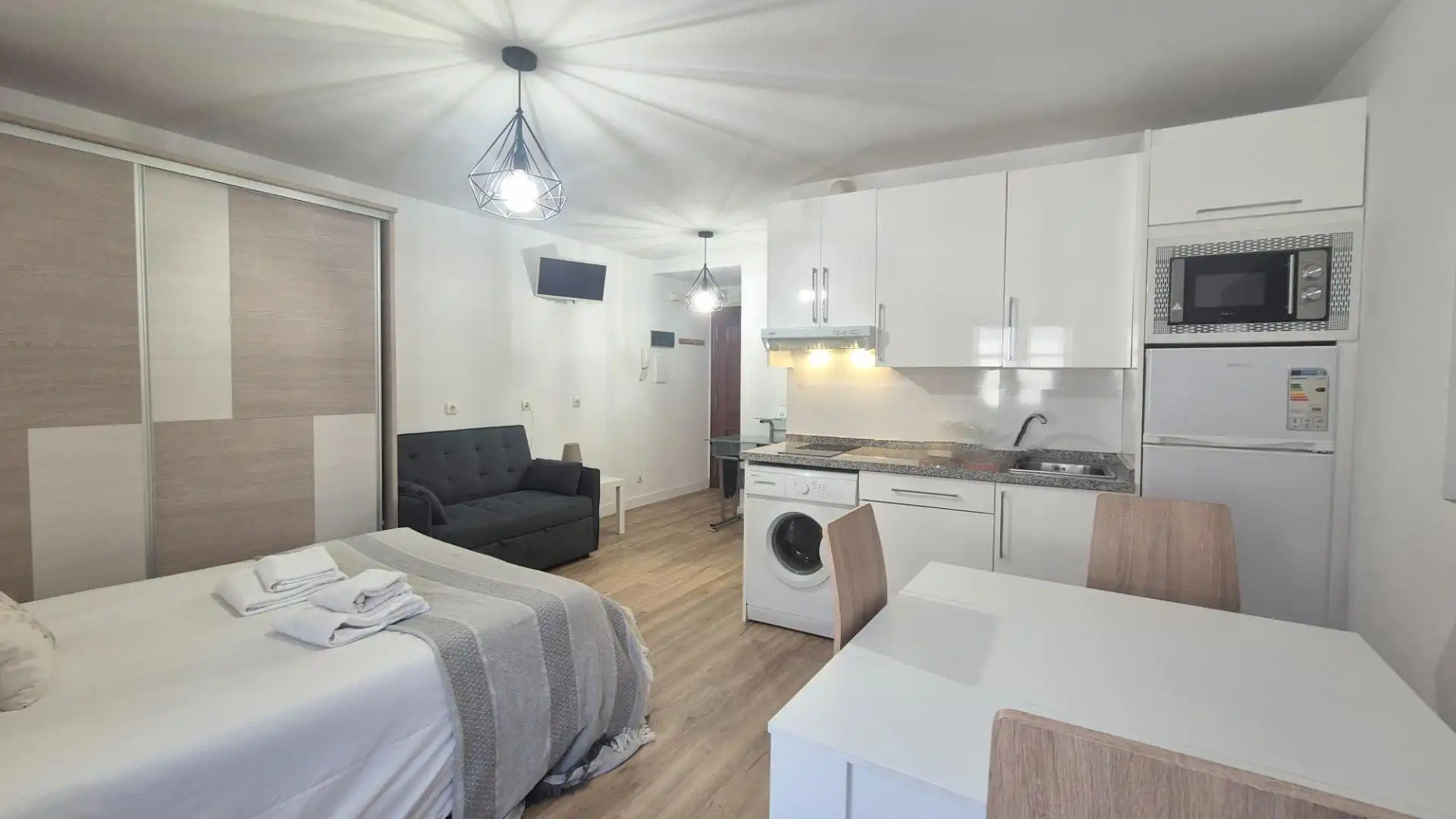 Bedroom of Study for rent in Salamanca  with Heating, Furnished and Balcony