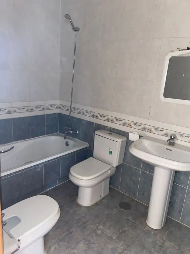 Baño de Casa adosada en venta en Villarrubia de los Ojos con Calefacción, Terraza y Trastero