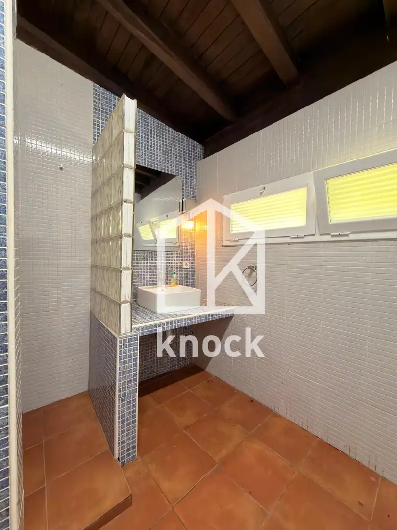 Cuina de Casa o xalet en venda en Oviedo  amb Calefacció, Parquet i Terrassa
