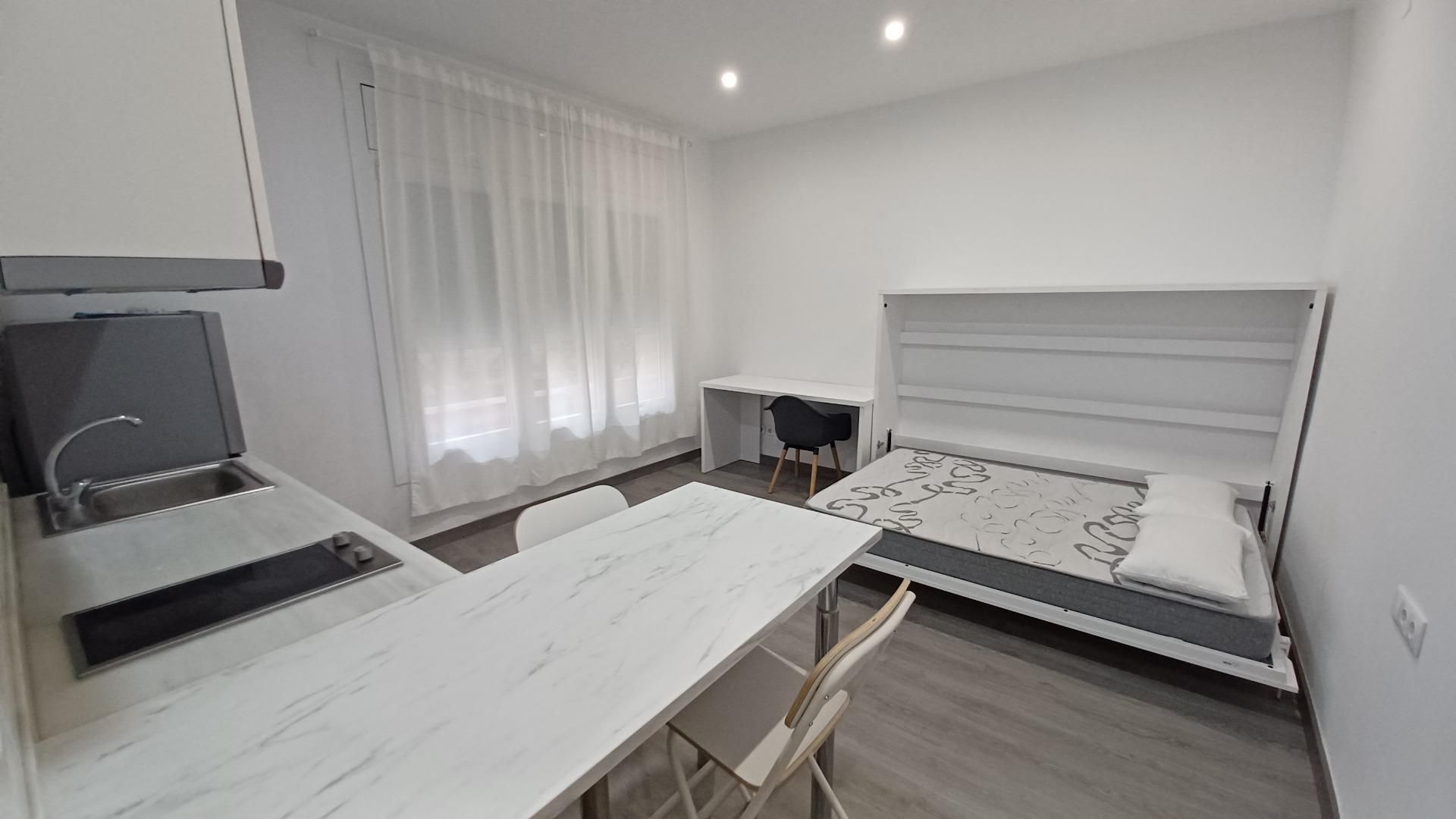 Dormitori de Estudi de lloguer en  Barcelona Capital amb Parquet i Balcó