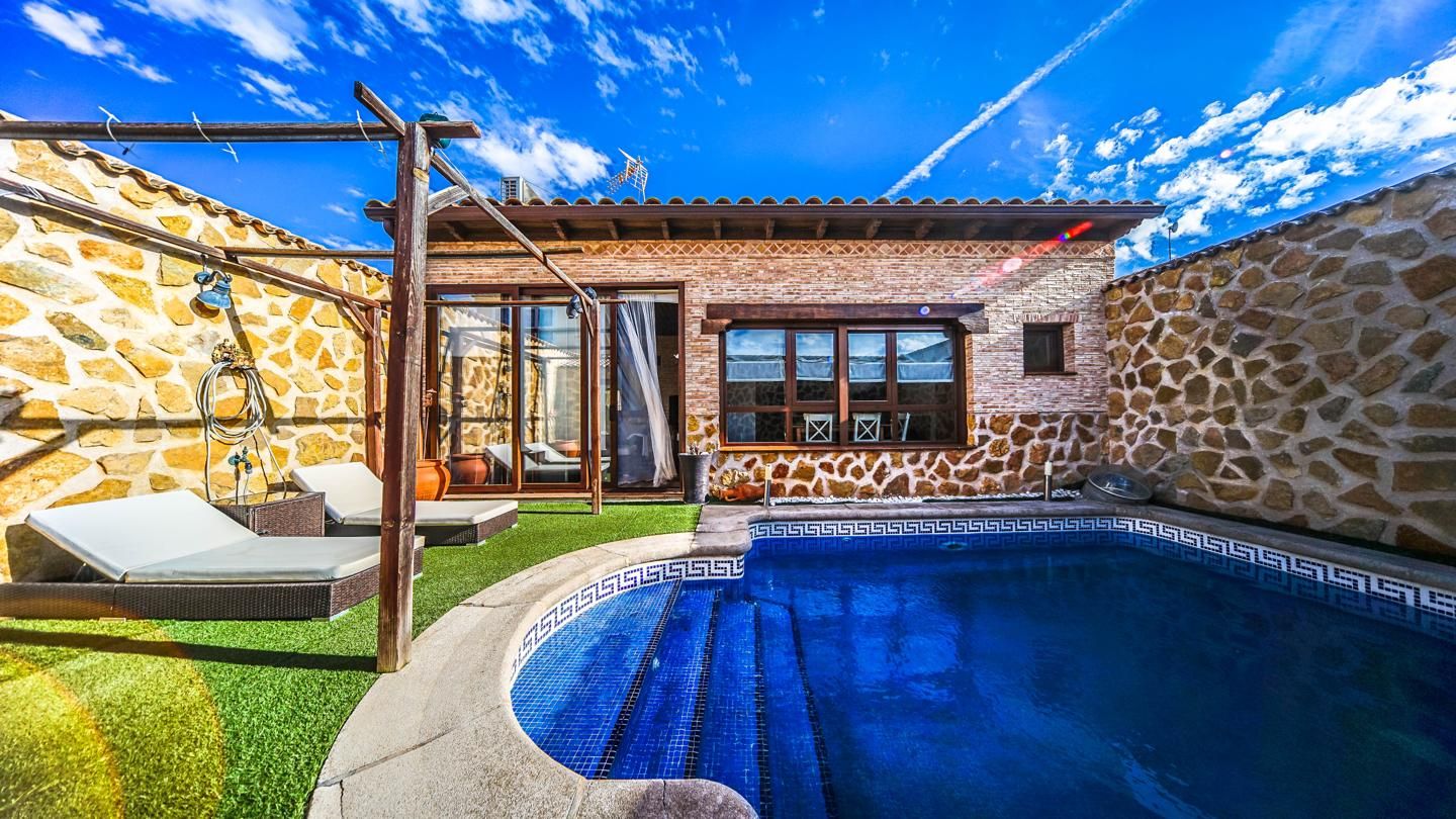 Swimming pool of House or chalet for sale in Consuegra  with Storage room and Swimming Pool
