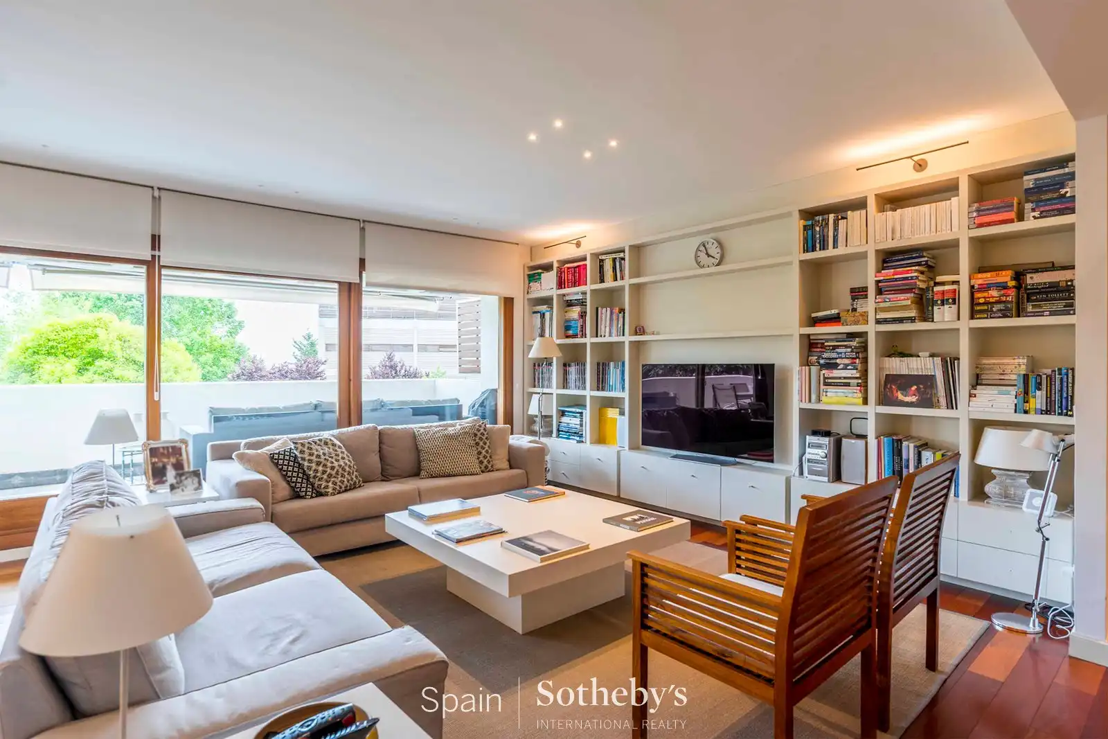 Sala d'estar de Apartament en venda en La Moraleja amb Aire condicionat, Calefacció i Terrassa