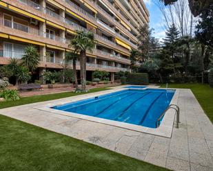 Swimming pool of Flat to rent in  Barcelona Capital  with Air Conditioner, Heating and Private garden