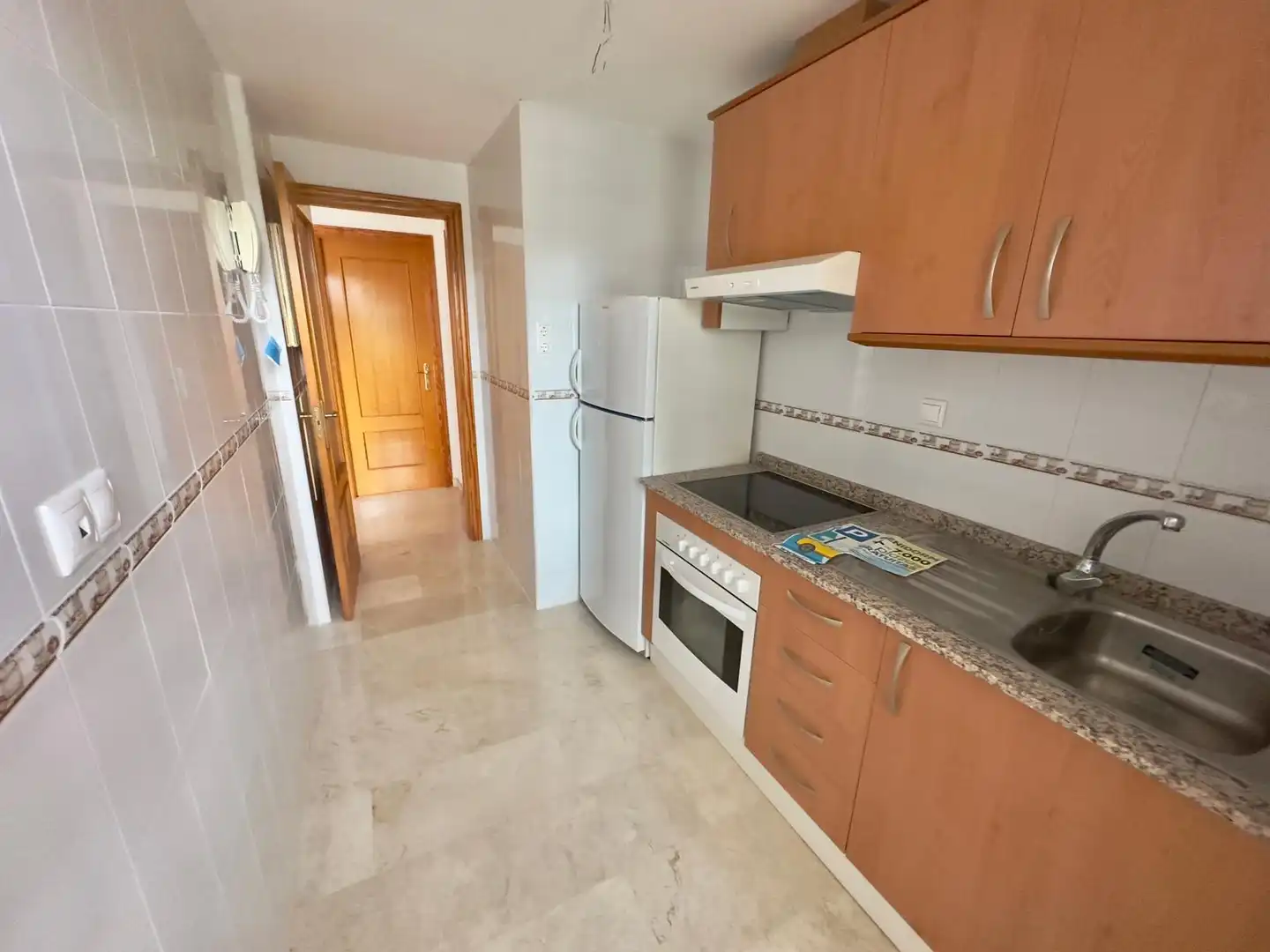 Cuina de Apartament en venda en Benidorm amb Jardí privat, Terrassa i Piscina comunitària