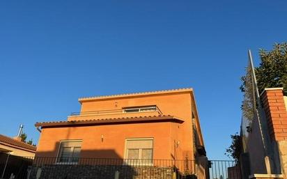 Vista exterior de Casa o xalet en venda en Abrera amb Aire condicionat, Terrassa i Piscina