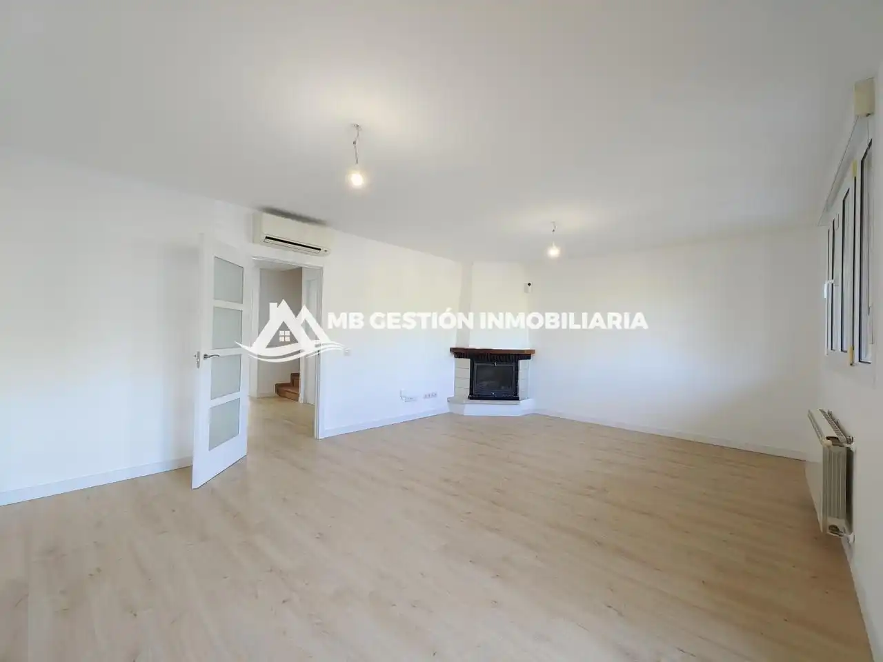 Sala de estar de Casa adosada en venta en Fuenlabrada con Aire acondicionado, Calefacción y Jardín privado