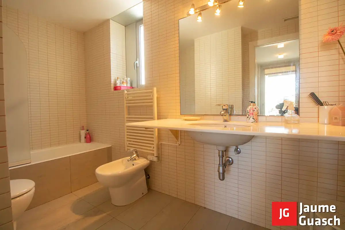 Badezimmer von Dachboden zum Verkauf in Torredembarra mit Klimaanlage, Heizung und Terrasse