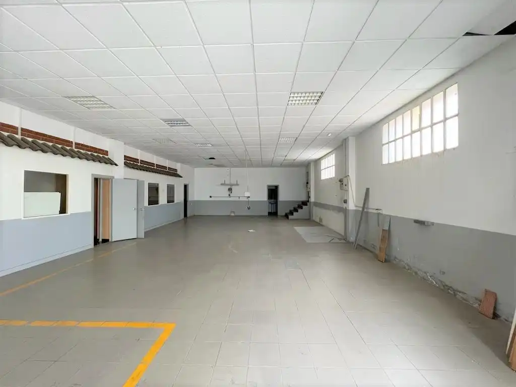 Fabrikhallen zur Miete in Òdena