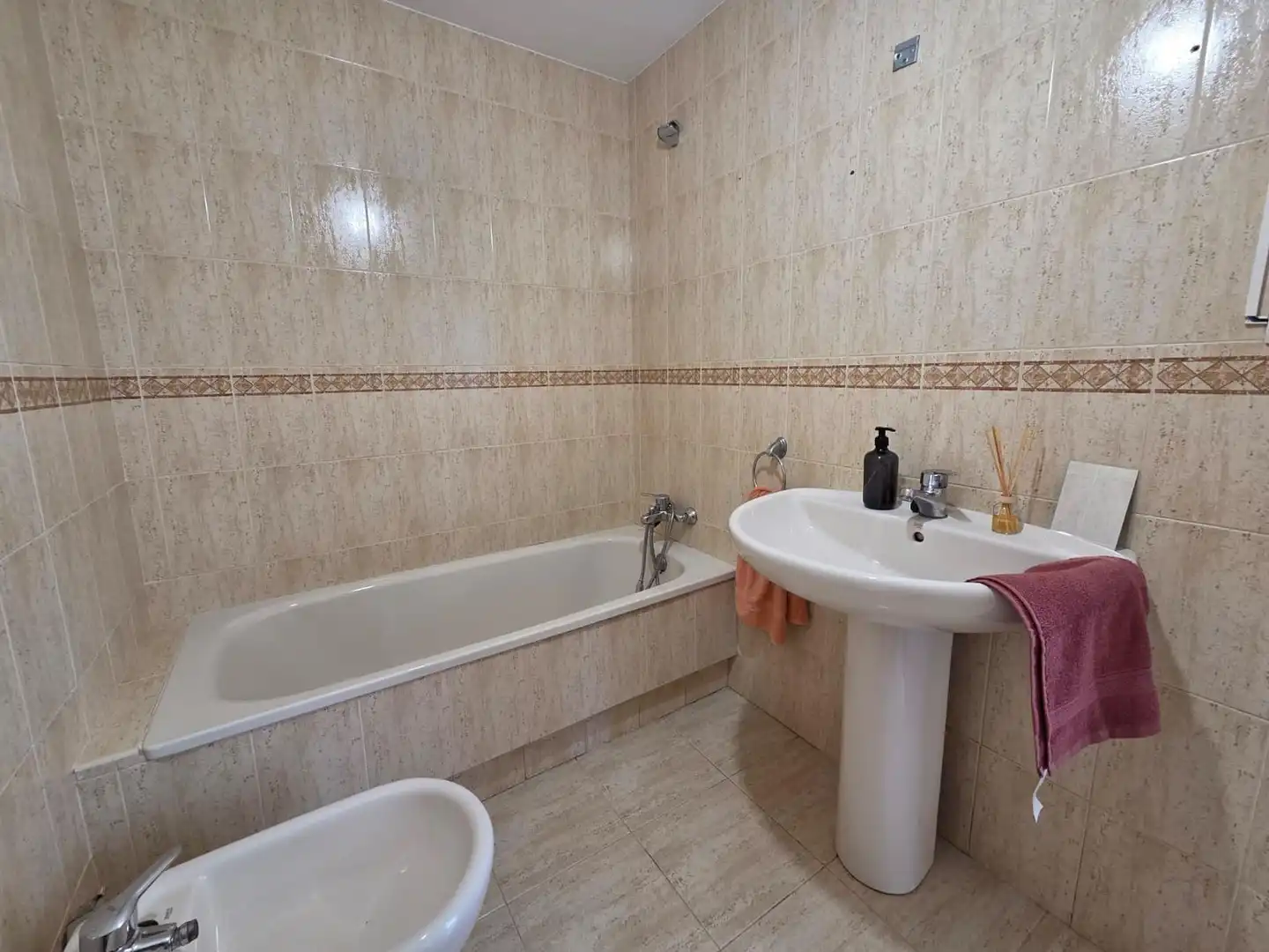 Badezimmer von Wohnung zum Verkauf in Santander mit Heizung, Privatgarten und Parkett