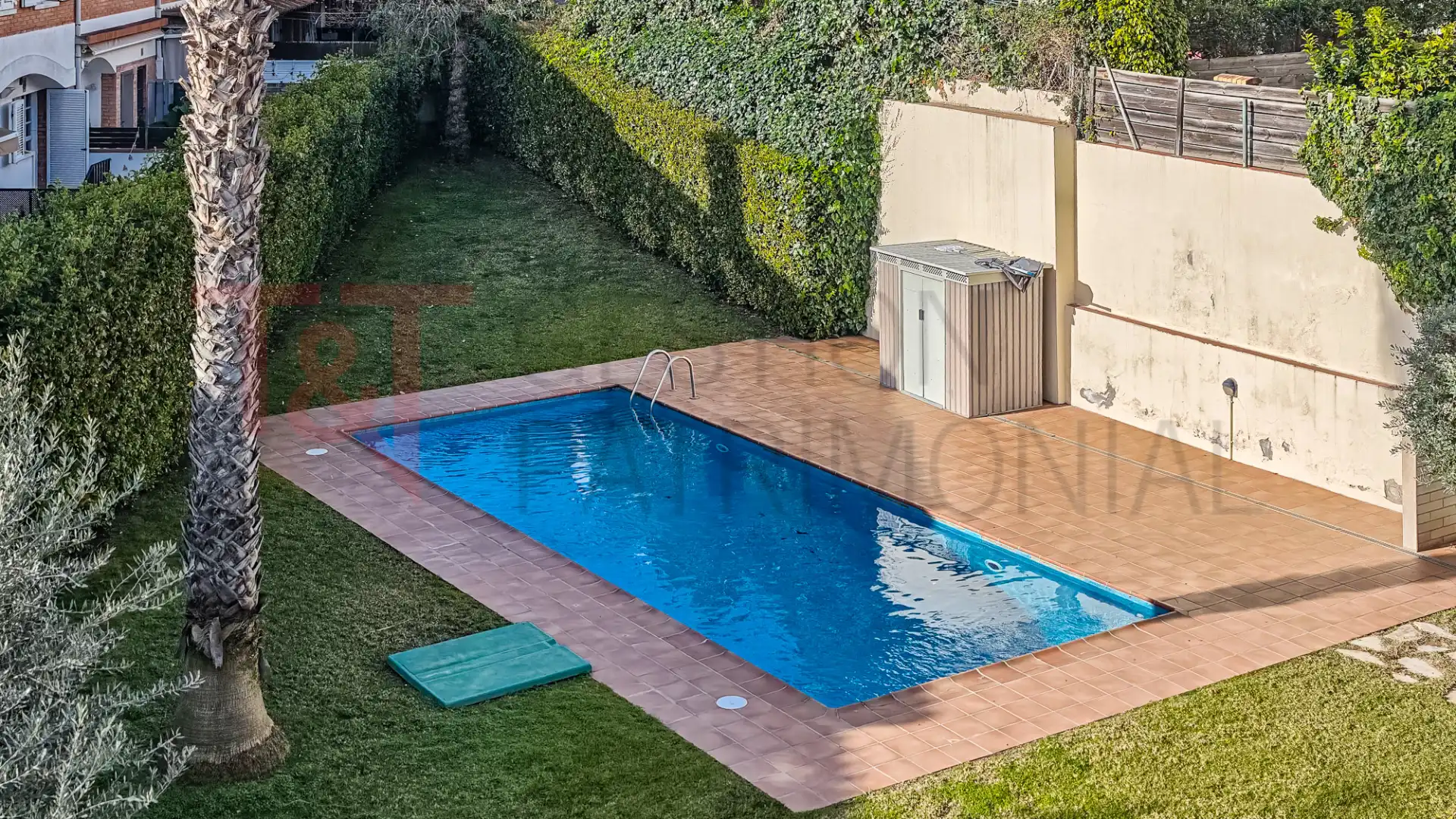 Schwimmbecken von Einfamilien-Reihenhaus zum Verkauf in El Masnou mit Klimaanlage, Heizung und Terrasse