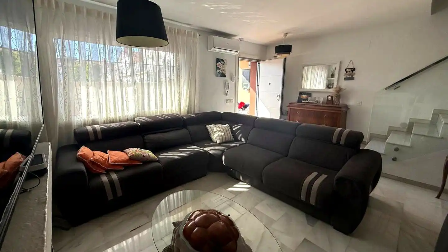 Sala de estar de Casa adosada en venta en Málaga con Aire acondicionado y Piscina comunitaria
