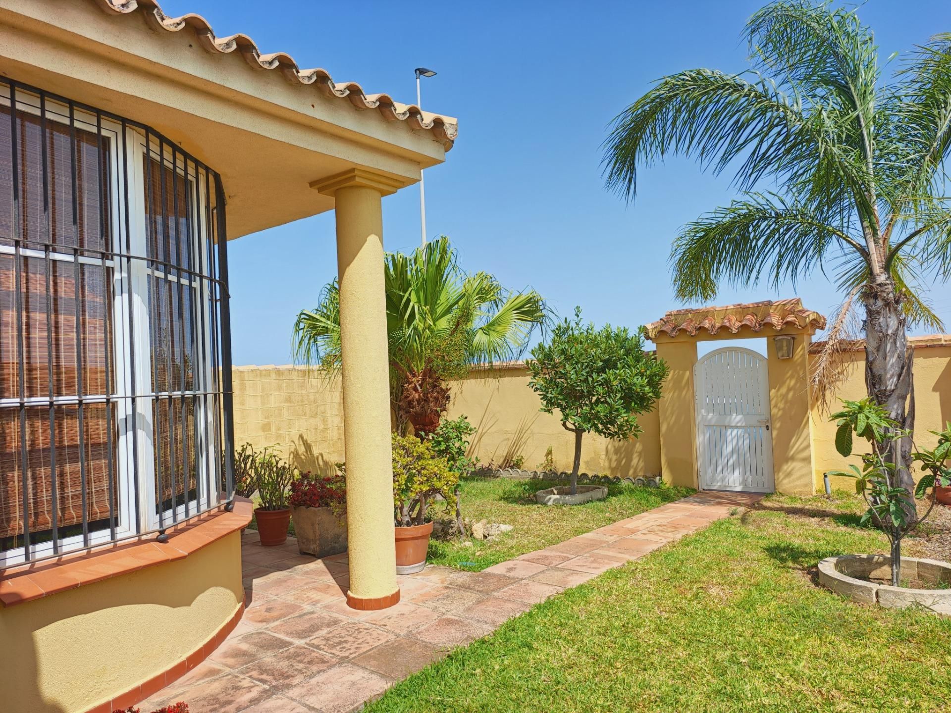 Jardí de Casa o xalet en venda en Chiclana de la Frontera amb Calefacció, Jardí privat i Traster