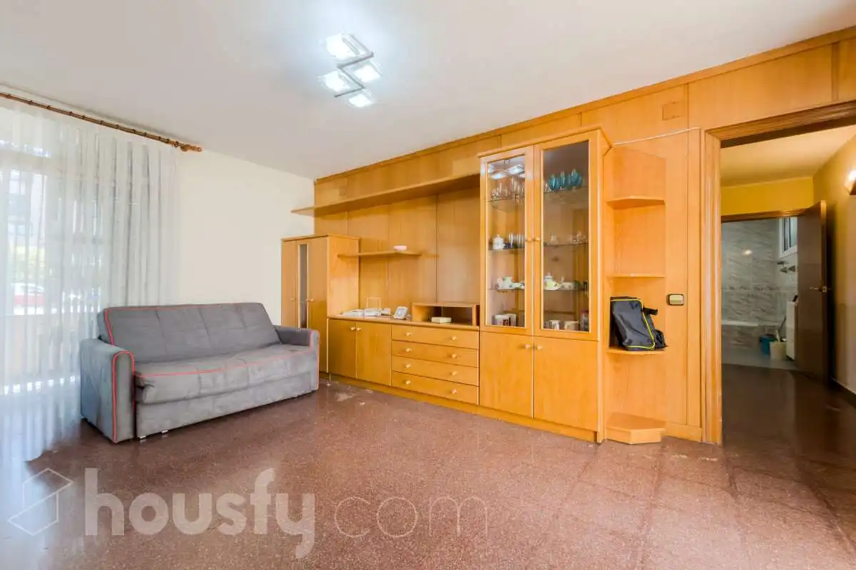 Sala d'estar de Casa o xalet en venda en Barcelona amb Jardí privat, Terrassa i Traster