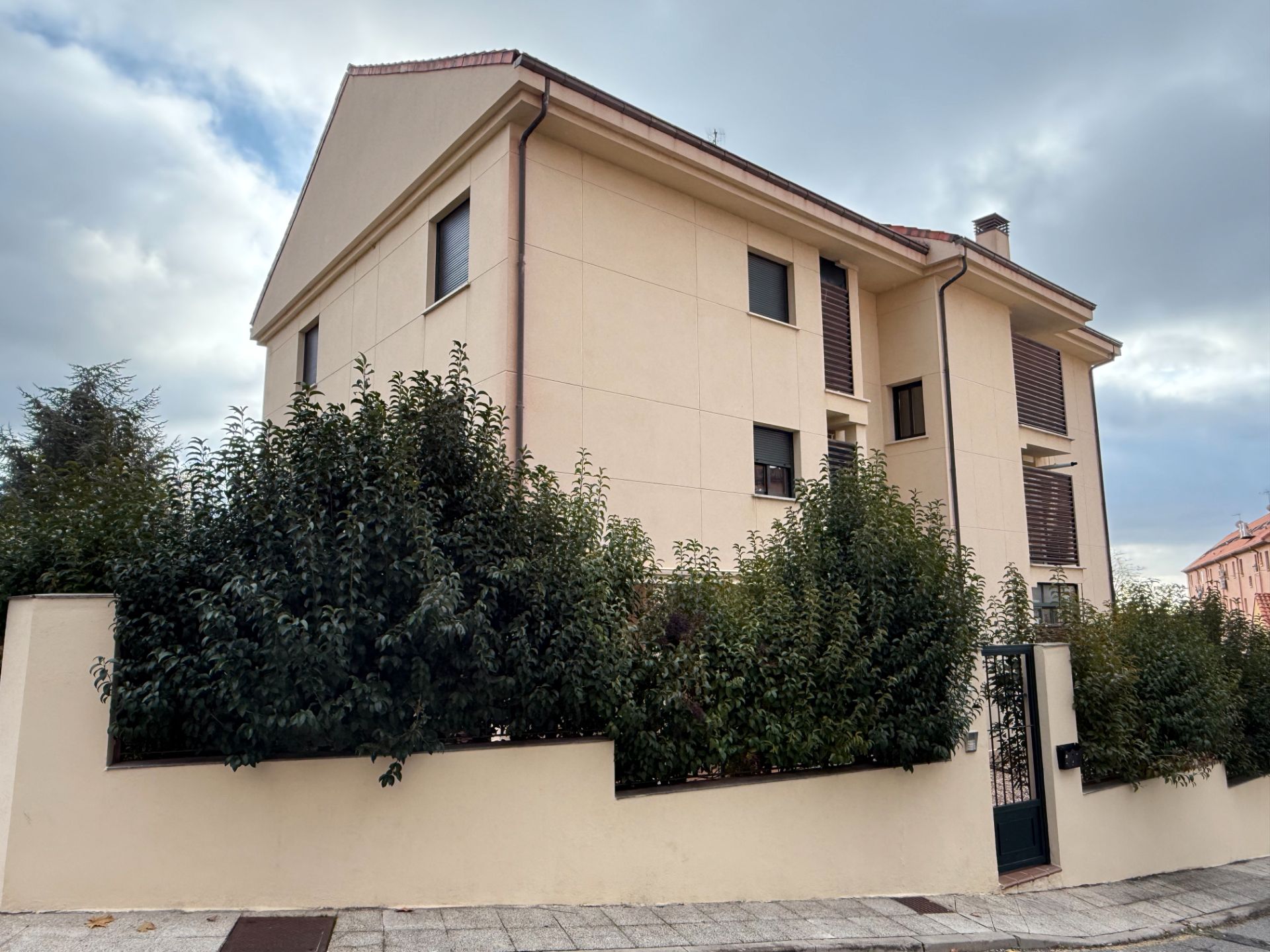 Vista exterior de Pis en venda en San Lorenzo de El Escorial amb Calefacció i Moblat