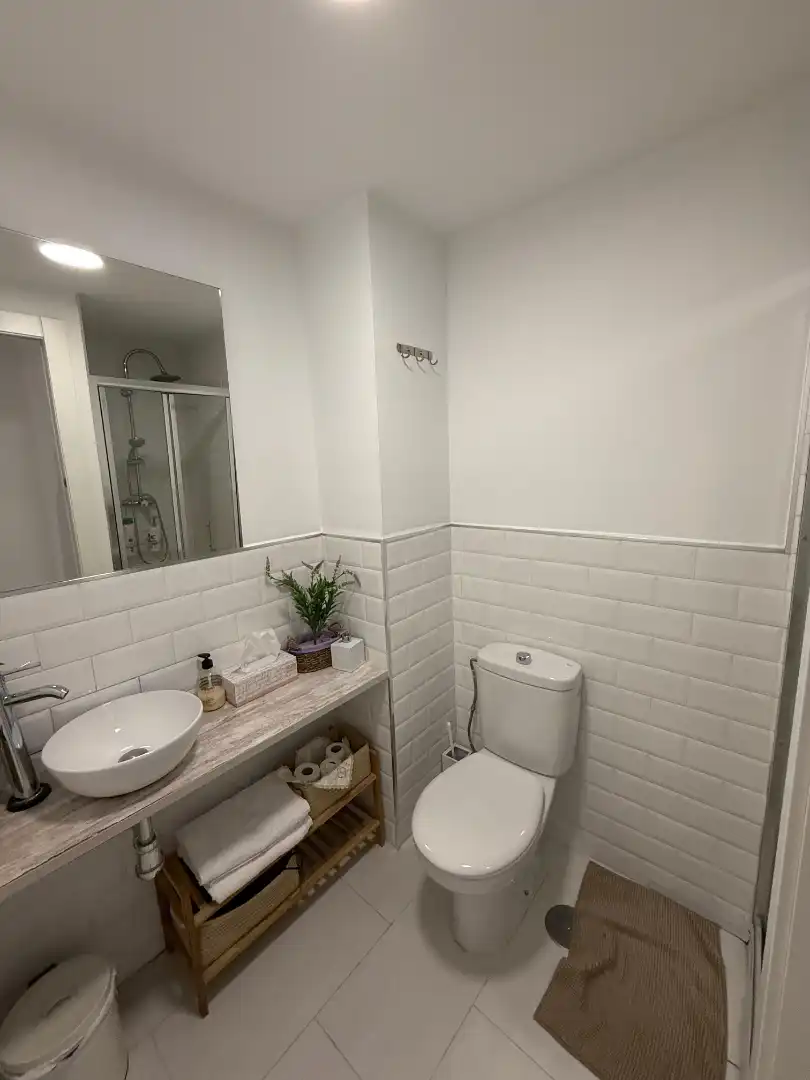 Badezimmer von Wohnung zur Miete in Granada mit Klimaanlage, Heizung und Terrasse