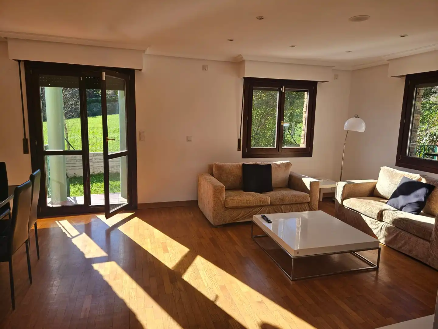 Wohnzimmer von Einfamilien-Reihenhaus zum Verkauf in Aia mit Heizung, Privatgarten und Terrasse