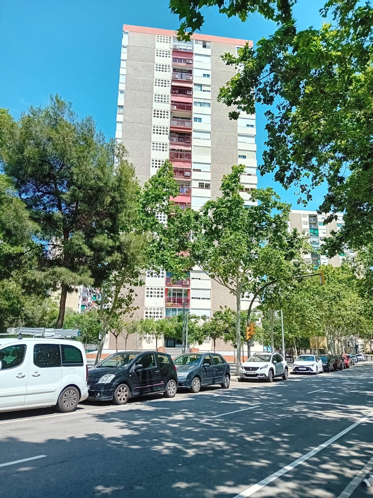 Vista exterior de Pis en venda en L'Hospitalet de Llobregat amb Jardí privat i Balcó