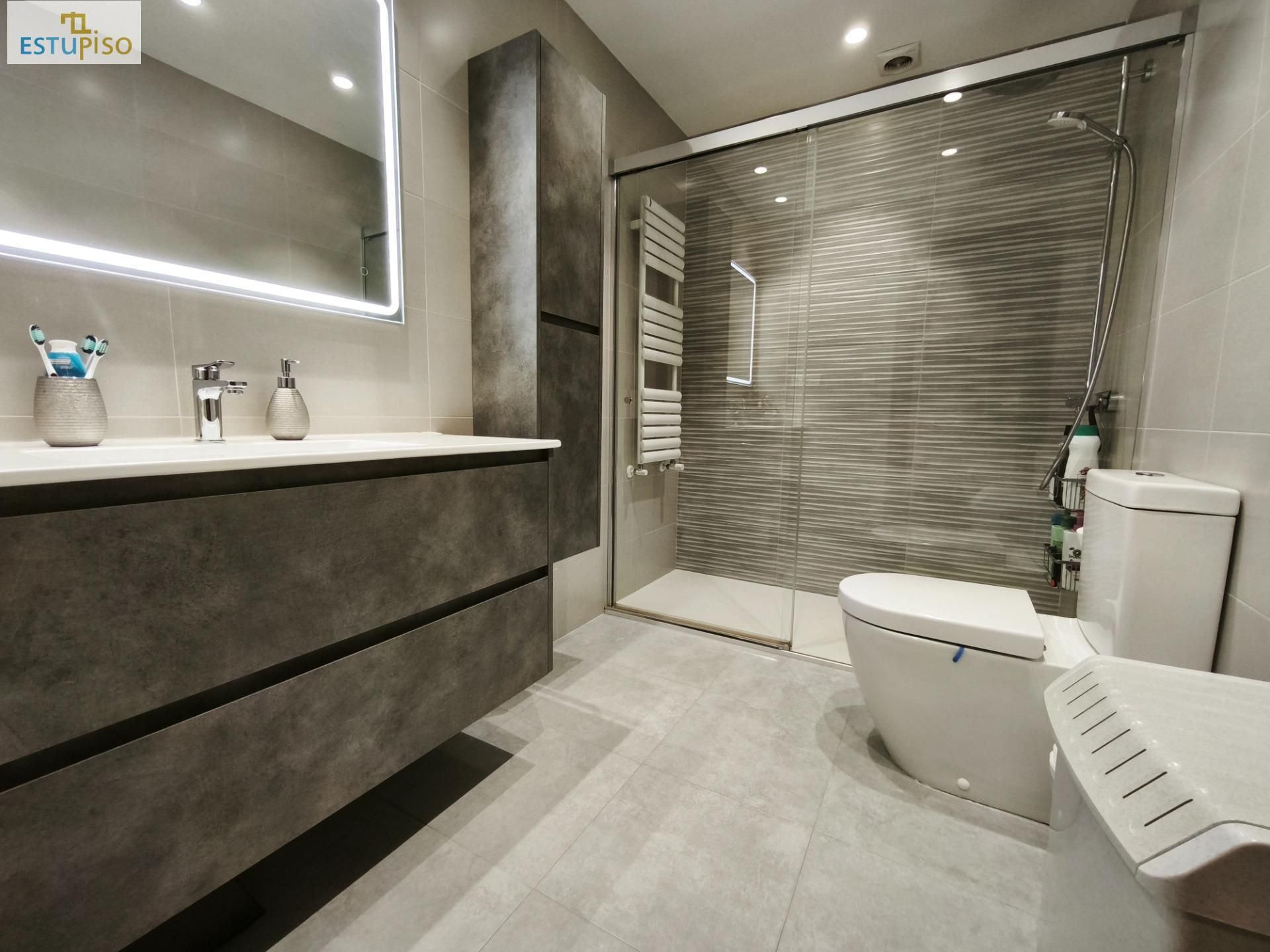 Bathroom of Flat for sale in Vitoria - Gasteiz  with Parquet flooring, Terrace and Storage room