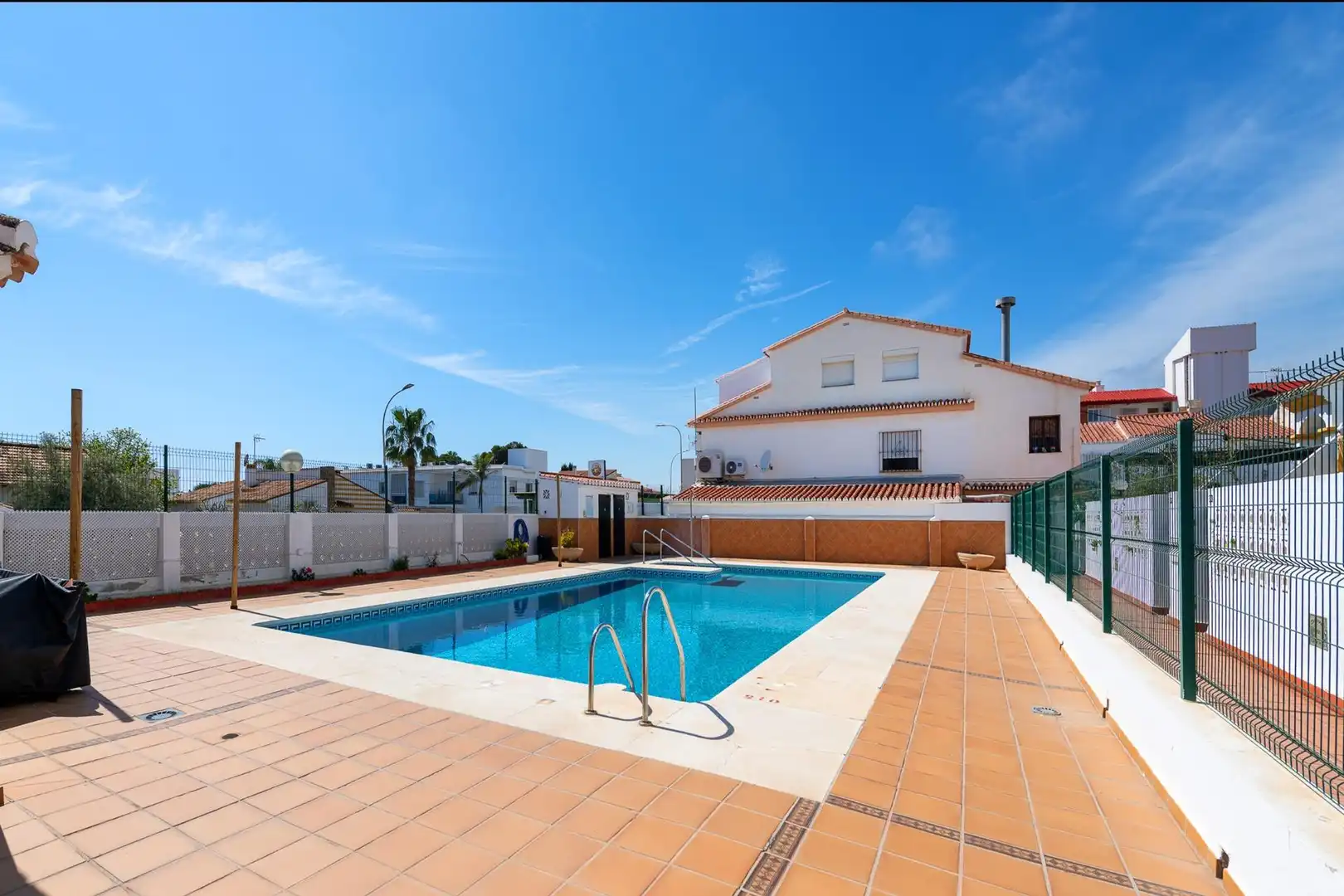 Piscina de Casa adosada en venta en Rincón de la Victoria con Trastero y Piscina comunitaria