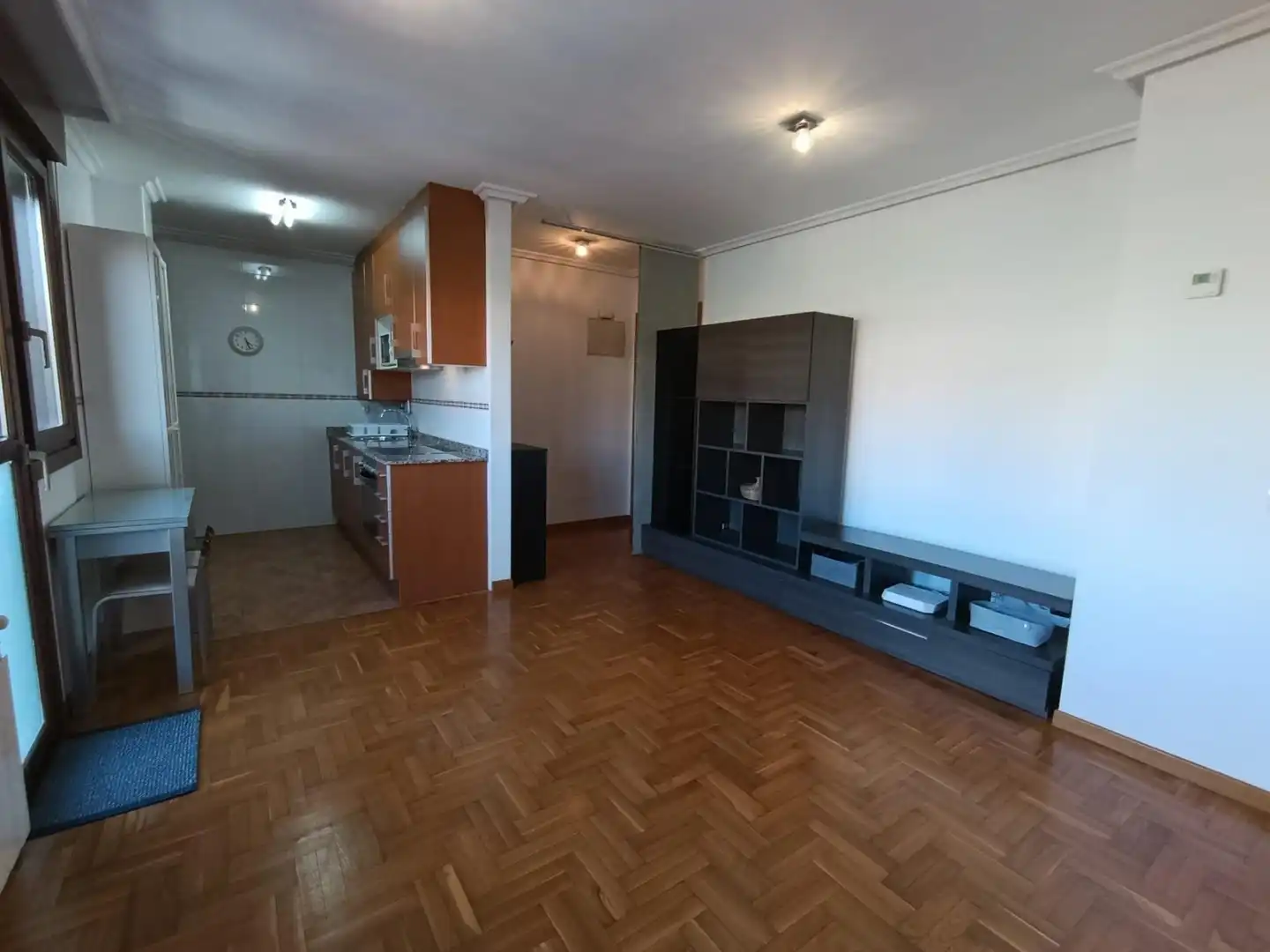 Cuina de Apartament en venda en Avilés amb Calefacció, Traster i Balcó