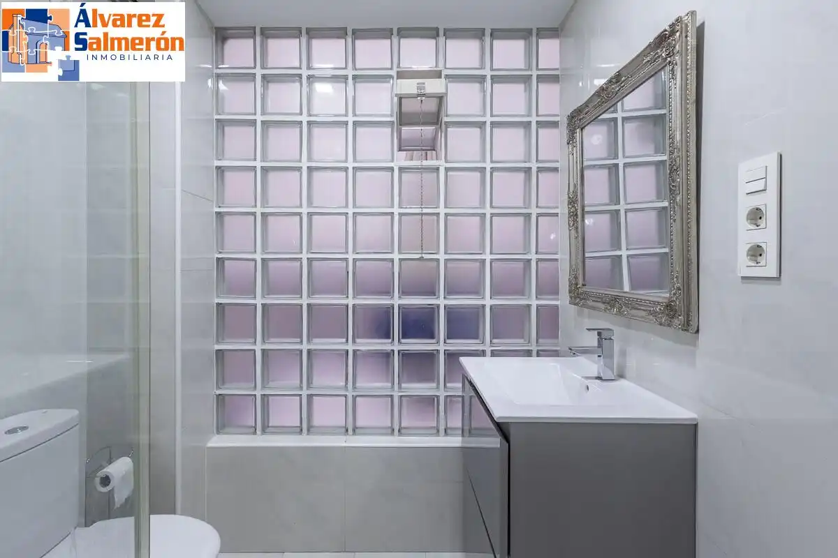 Baño de Piso en venta en Granada con Calefacción y Trastero