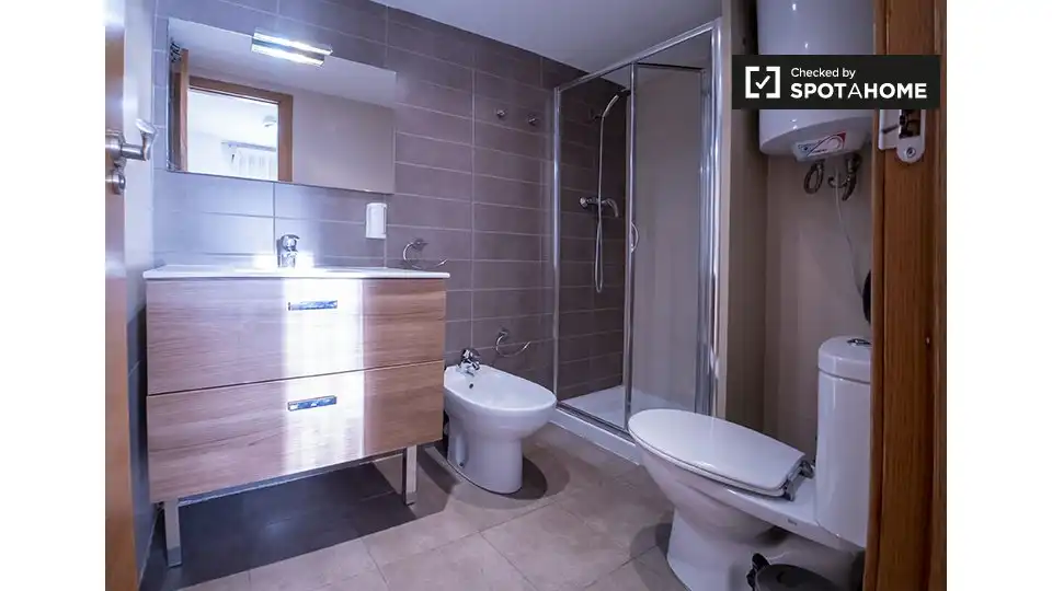 Baño de Piso de alquiler en Valencia con Aire acondicionado, Calefacción y Amueblado