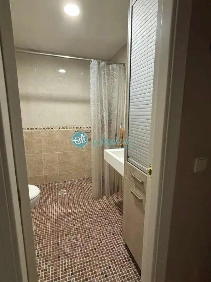 Bany de Casa o xalet en venda en La Lastrilla  amb Aire condicionat, Calefacció i Terrassa