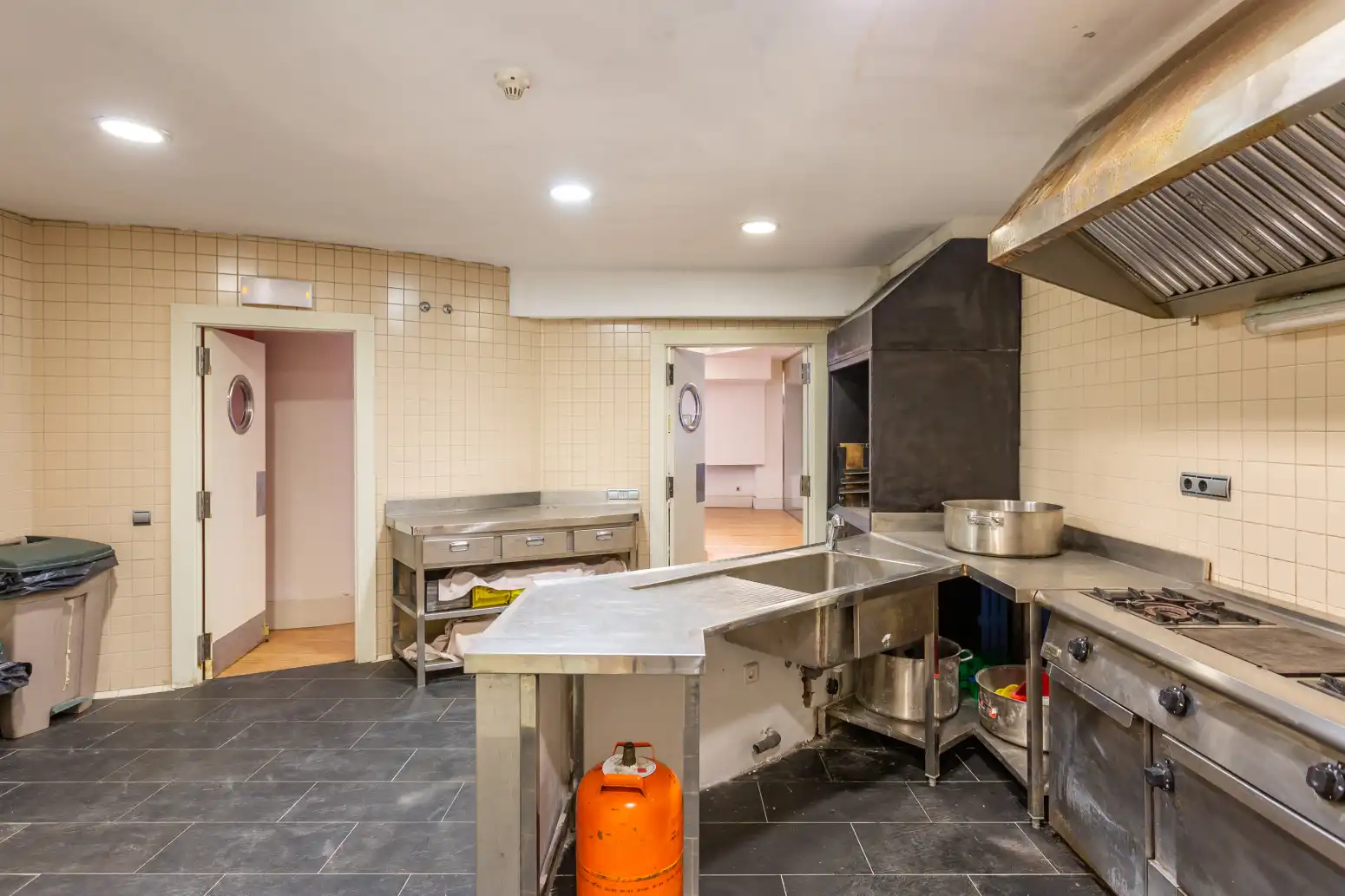 Cocina de Nave industrial en venta en San Adrián