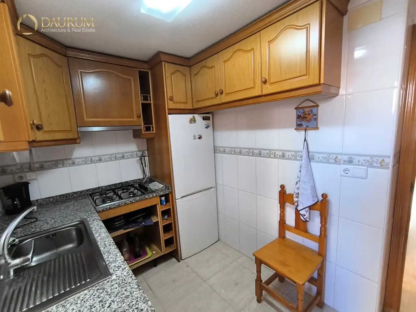 Küche von Einfamilien-Reihenhaus zum Verkauf in Santa Pola mit Klimaanlage, Heizung und Privatgarten
