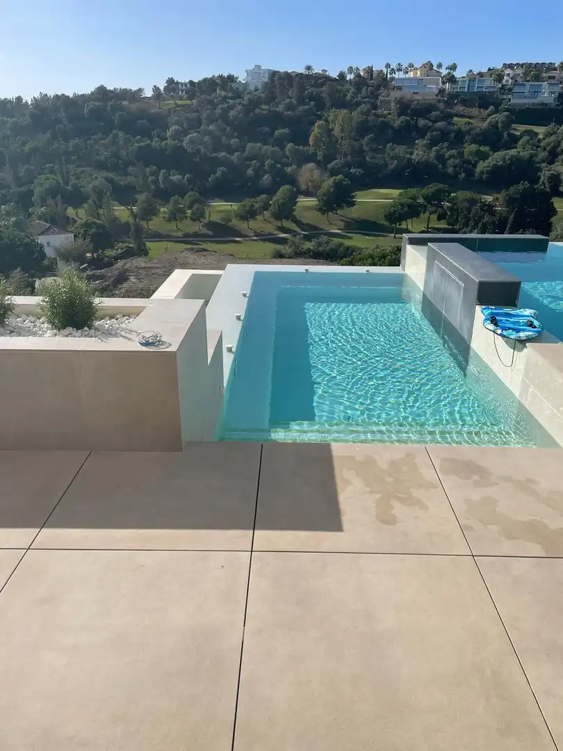 Piscina de Casa o chalet de alquiler en Benahavís con Aire acondicionado, Calefacción y Jardín privado