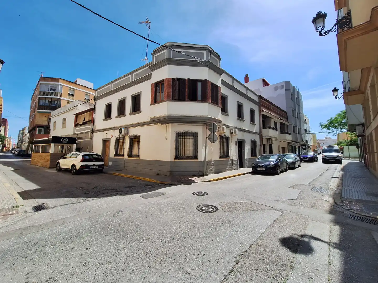 Vista exterior de Edifici en venda en La Línea de la Concepción amb Alarma