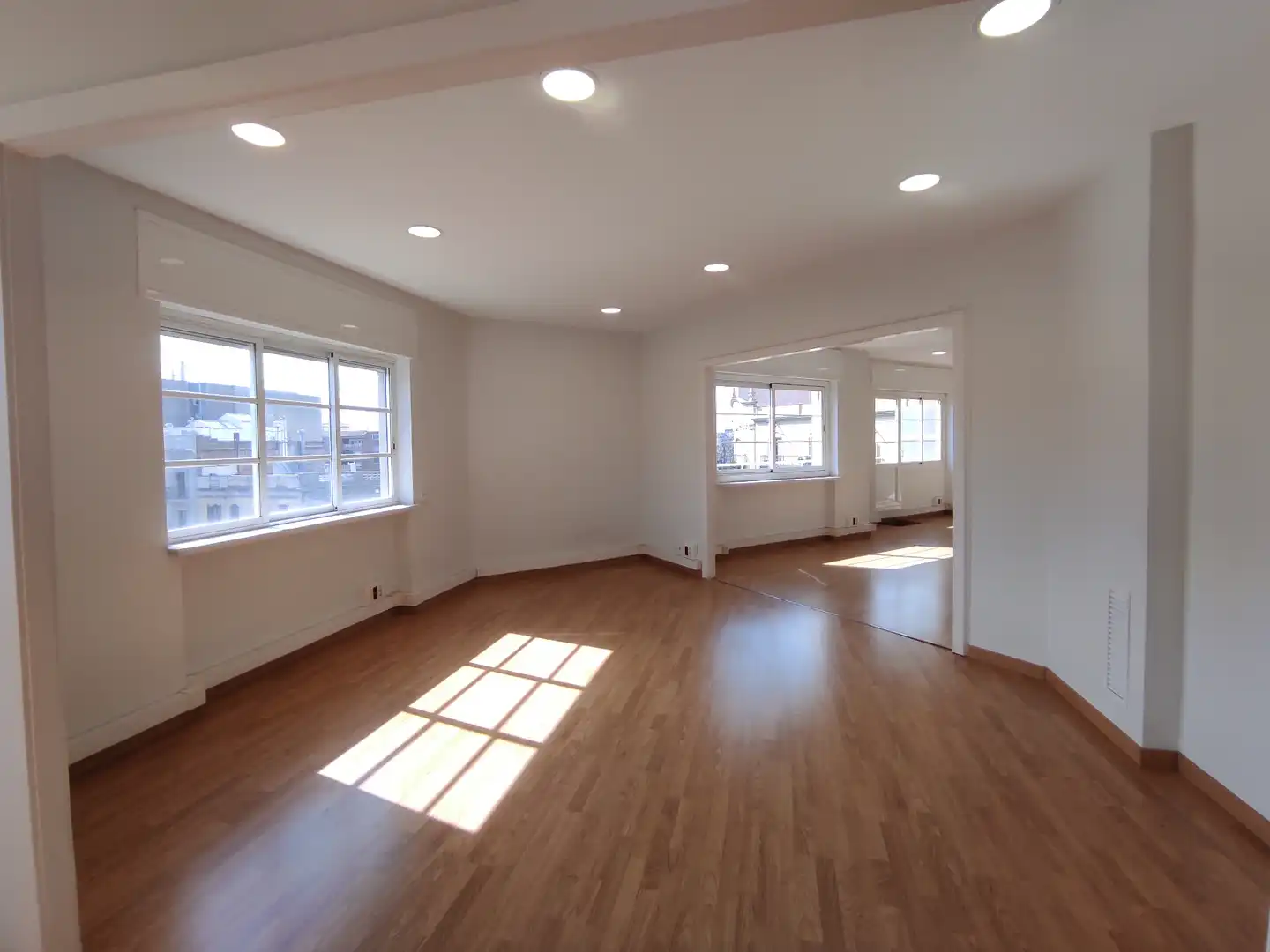 Büro zur Miete in Barcelona mit Klimaanlage, Heizung und Balkon