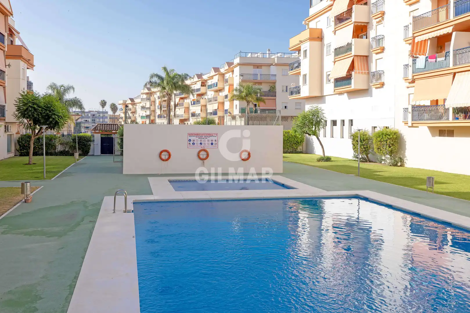 Vista exterior de Àtic en venda en Estepona amb Calefacció, Piscina i Balcó