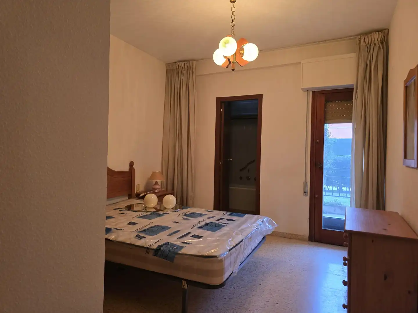 Habitación de Planta baja en venta en Castellón de la Plana / Castelló de la Plana con Amueblado y Balcón