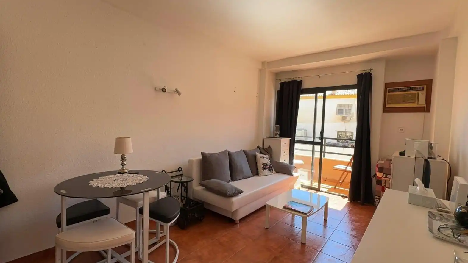 Sala d'estar de Estudi en venda en Torremolinos amb Moblat