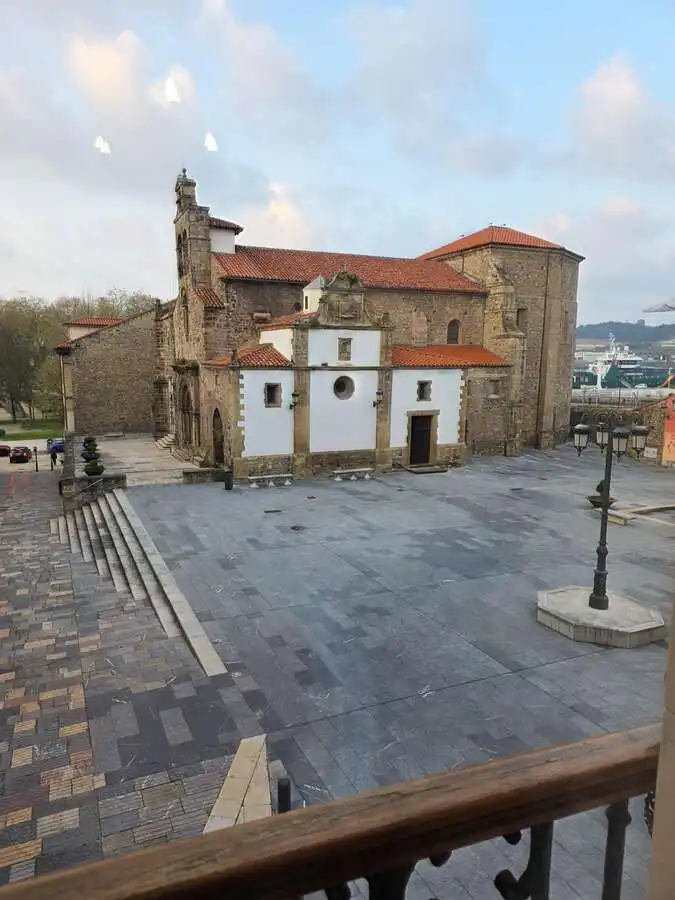 Vista exterior de Pis en venda en Avilés amb Calefacció i Traster