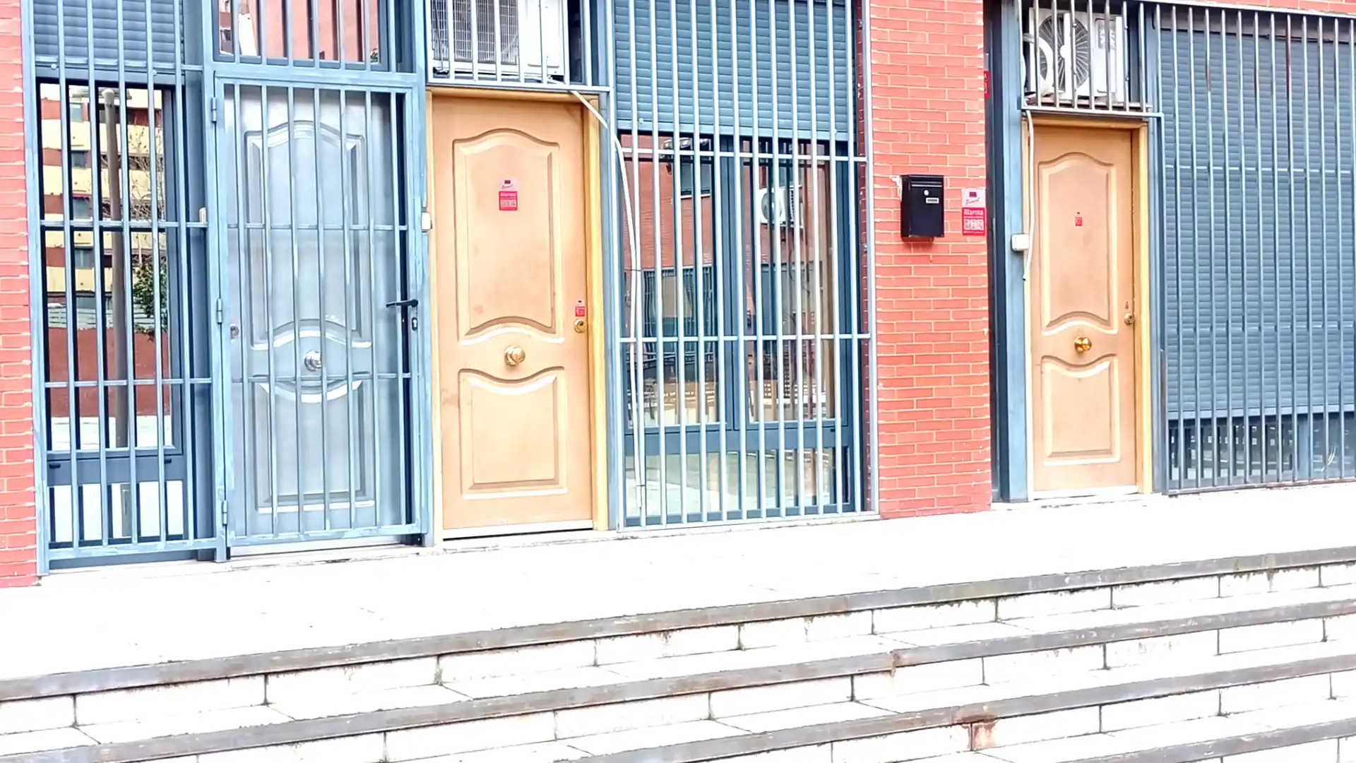 Exterior view of Planta baja for sale in  Madrid Capital  with Air Conditioner, Heating and Private garden