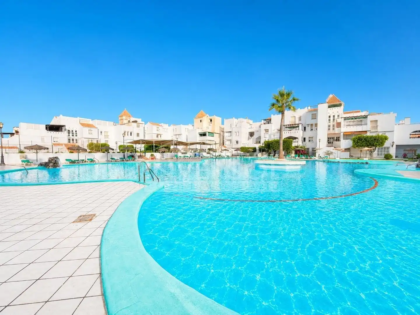 Piscina de Piso en venta en El Ejido con Amueblado