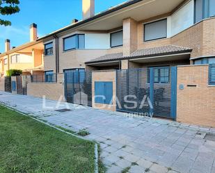 Vista exterior de Casa adosada en venda en Valladolid Capital amb Terrassa i Balcó