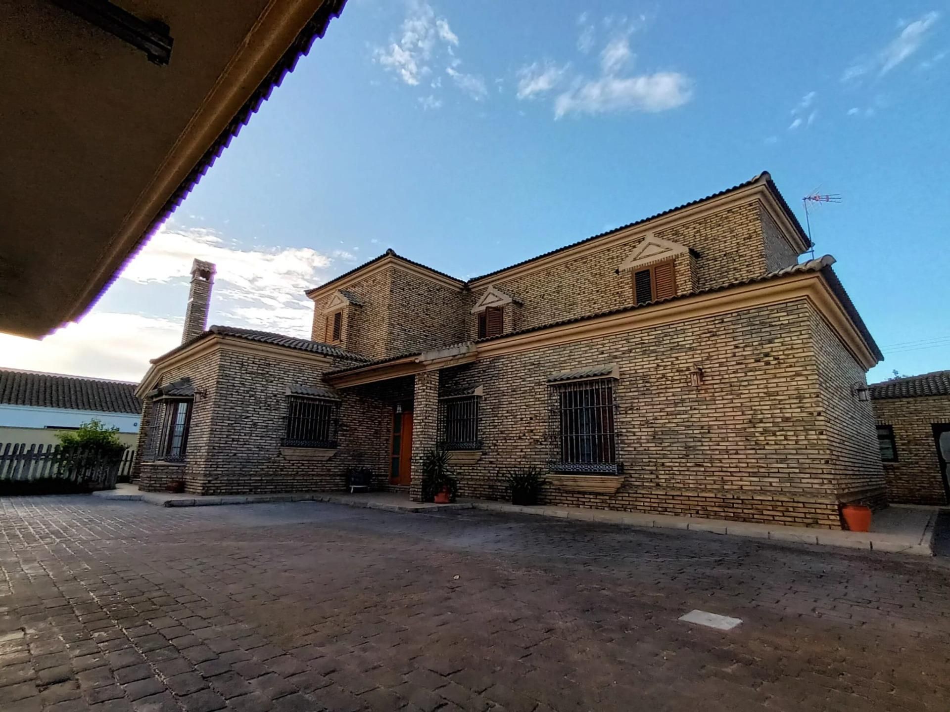 Vista exterior de Casa o xalet en venda en Chiclana de la Frontera amb Calefacció, Traster i Jacuzzi
