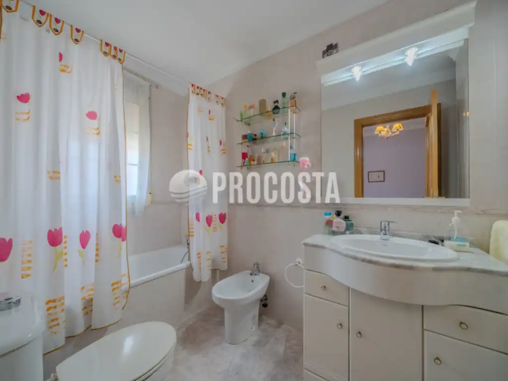 Bany de Casa o xalet en venda en Fuente Vaqueros amb Aire condicionat, Jardí privat i Terrassa