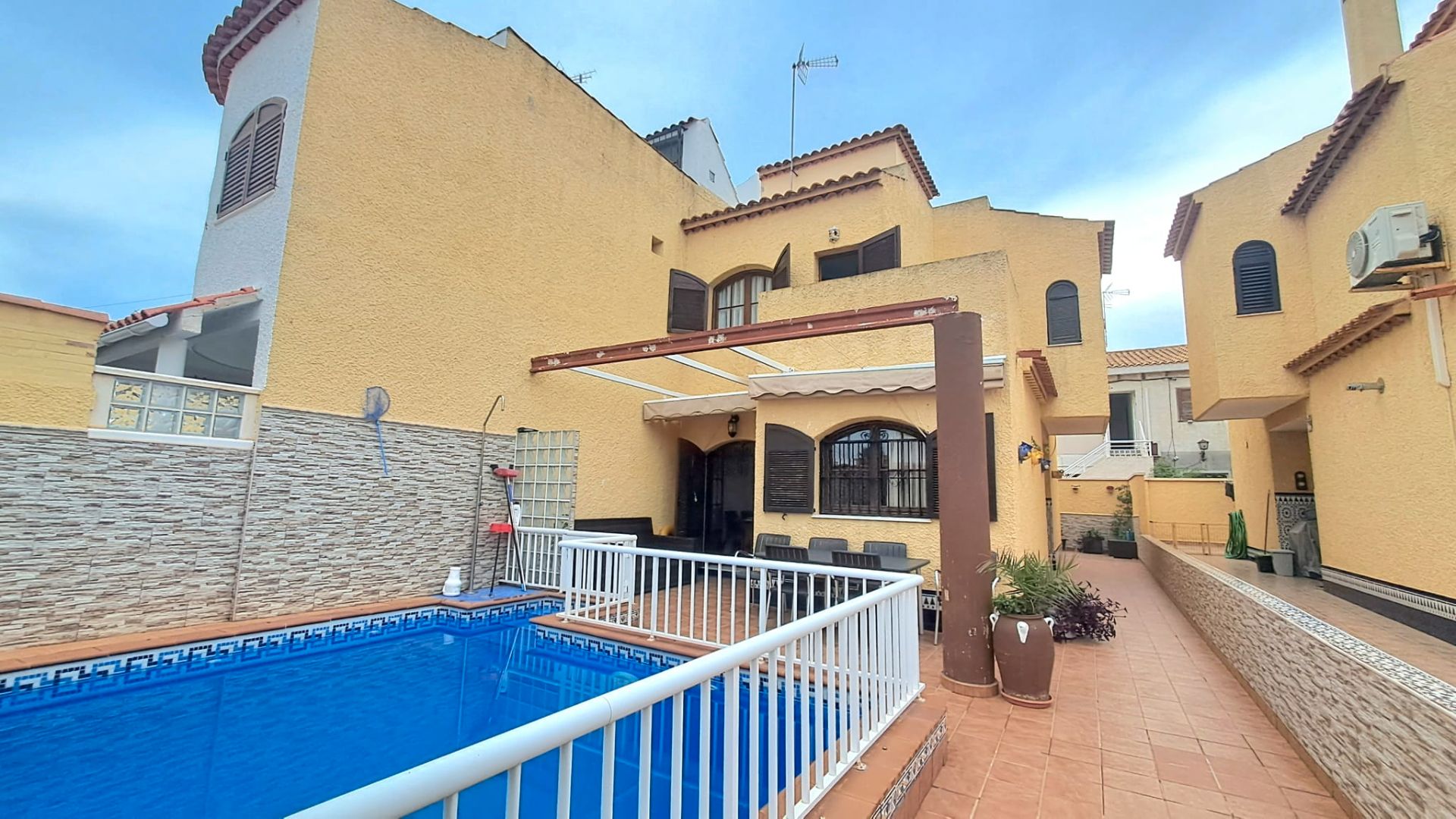 Swimming pool of House or chalet for sale in Torrevieja  with Private garden, Terrace and Swimming Pool