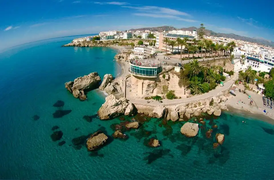 Vista exterior de Casa o xalet en venda en Nerja amb Aire condicionat, Jardí privat i Traster