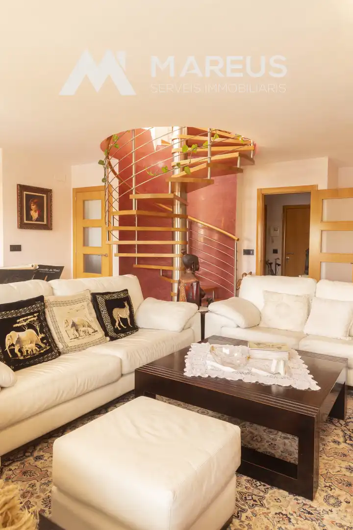 Sala d'estar de Àtic en venda en Vic amb Calefacció, Parquet i Terrassa